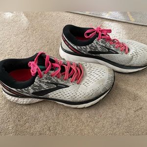 Brooks womens ghost gray running shoes